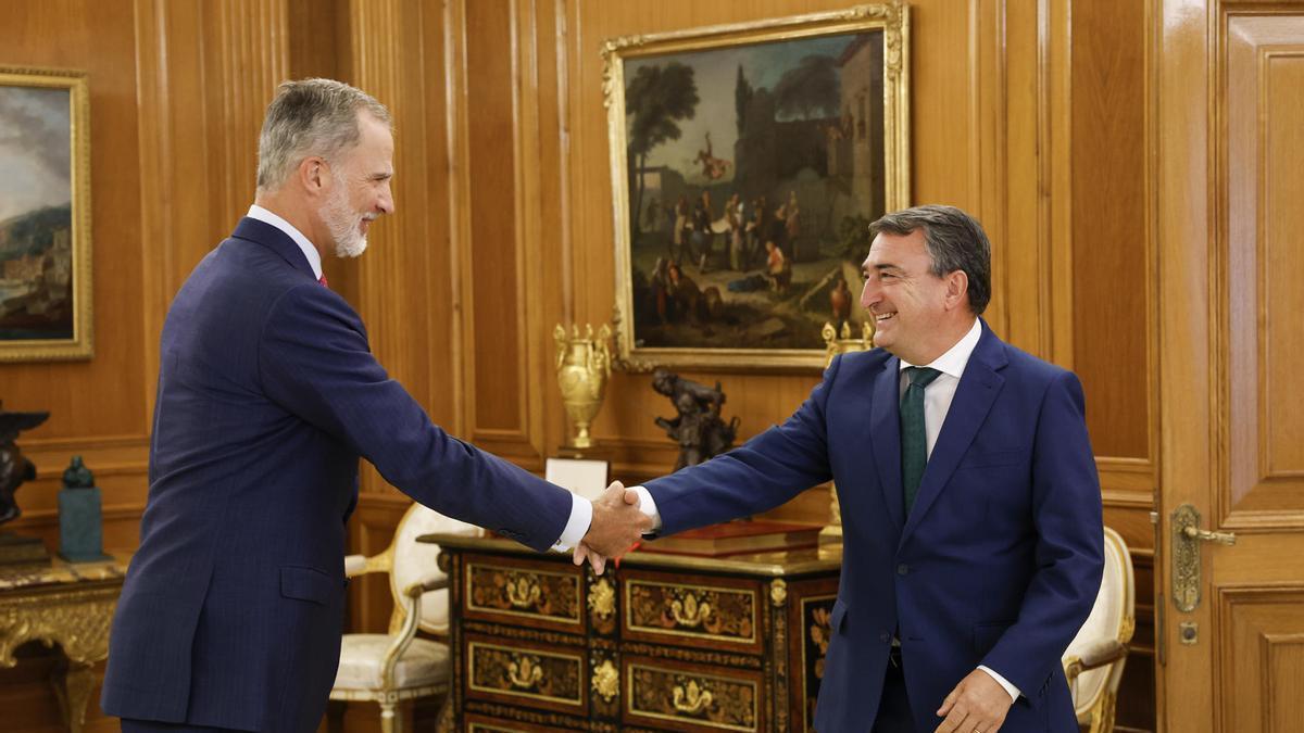 Felipe VI recibe a Aitor Esteban en la Zarzuela en la pasada ronda de consultas.