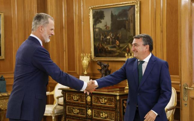 Felipe VI recibe a Aitor Esteban en la Zarzuela en la pasada ronda de consultas.