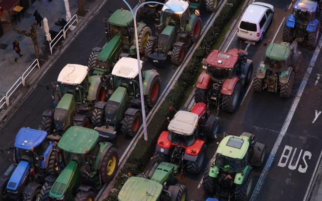 Miles de tractores han colapsado estos días un gran número de vías y localidades. / Unai Beroiz Miles de tractores han colapsado estos días un gran número de vías y localidades.