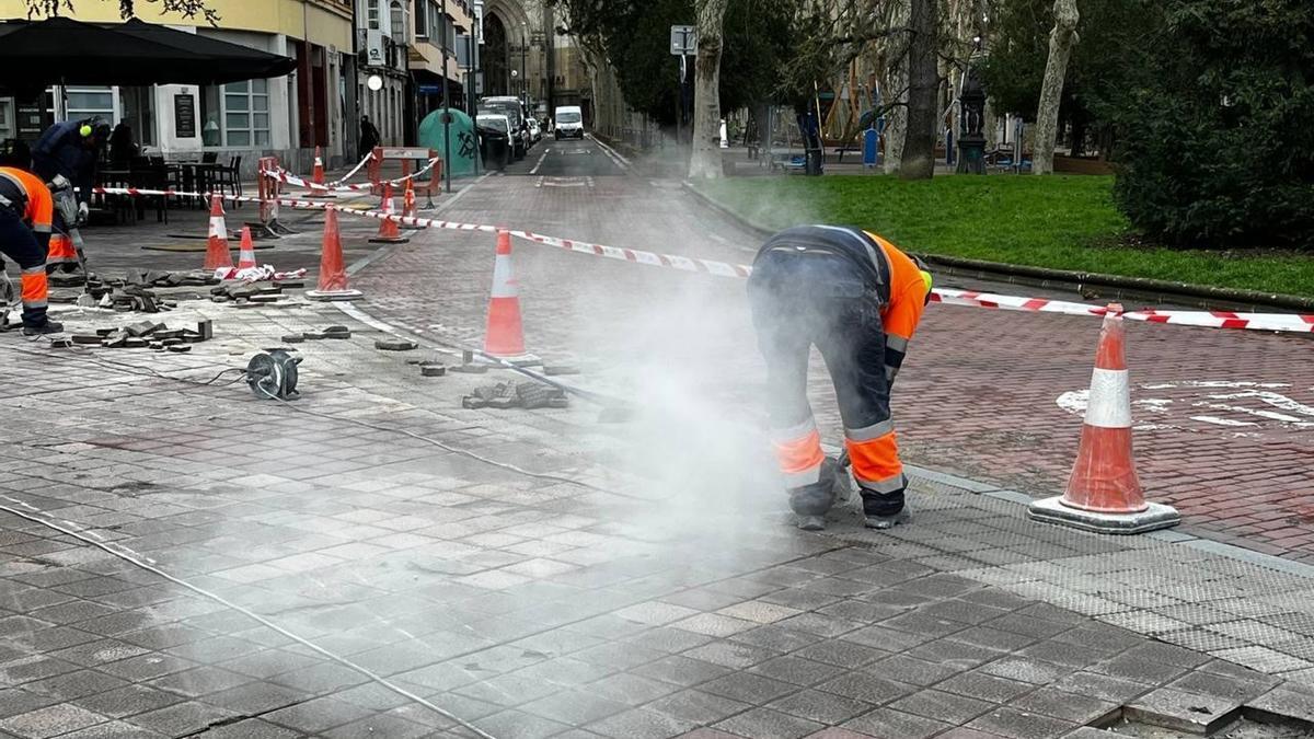 Gasteizko Udalak kale eta plazen premiazko konponketa indartuko du 1,9 milioi euroko kontratu berriarekin.