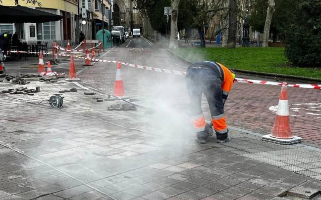 Gasteizko Udalak kale eta plazen premiazko konponketa indartuko du 1,9 milioi euroko kontratu berriarekin.