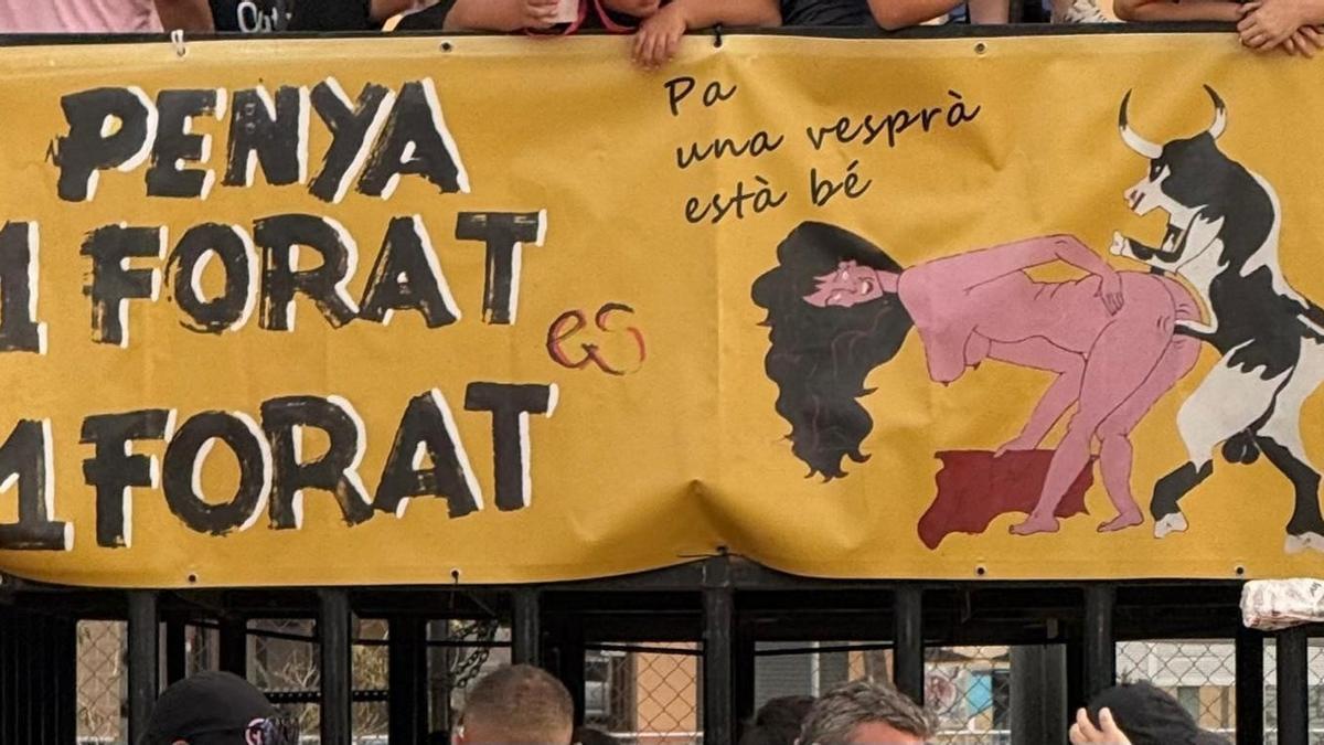 El Ayuntamiento asegura que el cartel no está exhibido actualmente, pero que es el logo de la peña, visible en camisetas y otros elementos.