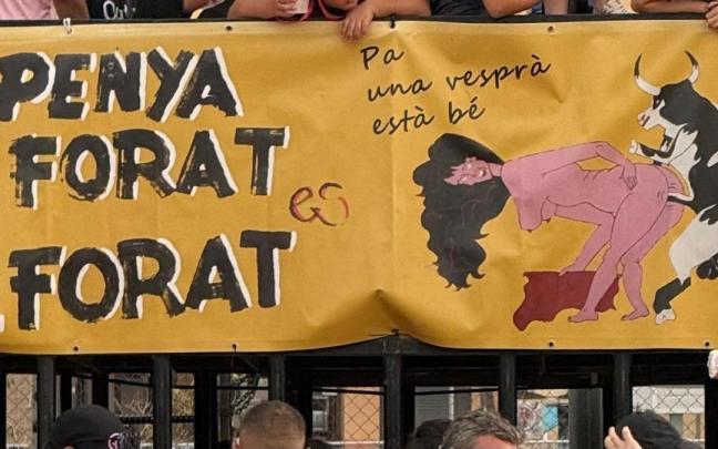 El Ayuntamiento asegura que el cartel no está exhibido actualmente, pero que es el logo de la peña, visible en camisetas y otros elementos.