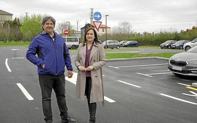 Álvaro Aresti y Aintzane Urkijo en el nuevo aparcamiento. Álvaro Aresti y Aintzane Urkijo en el nuevo aparcamiento.