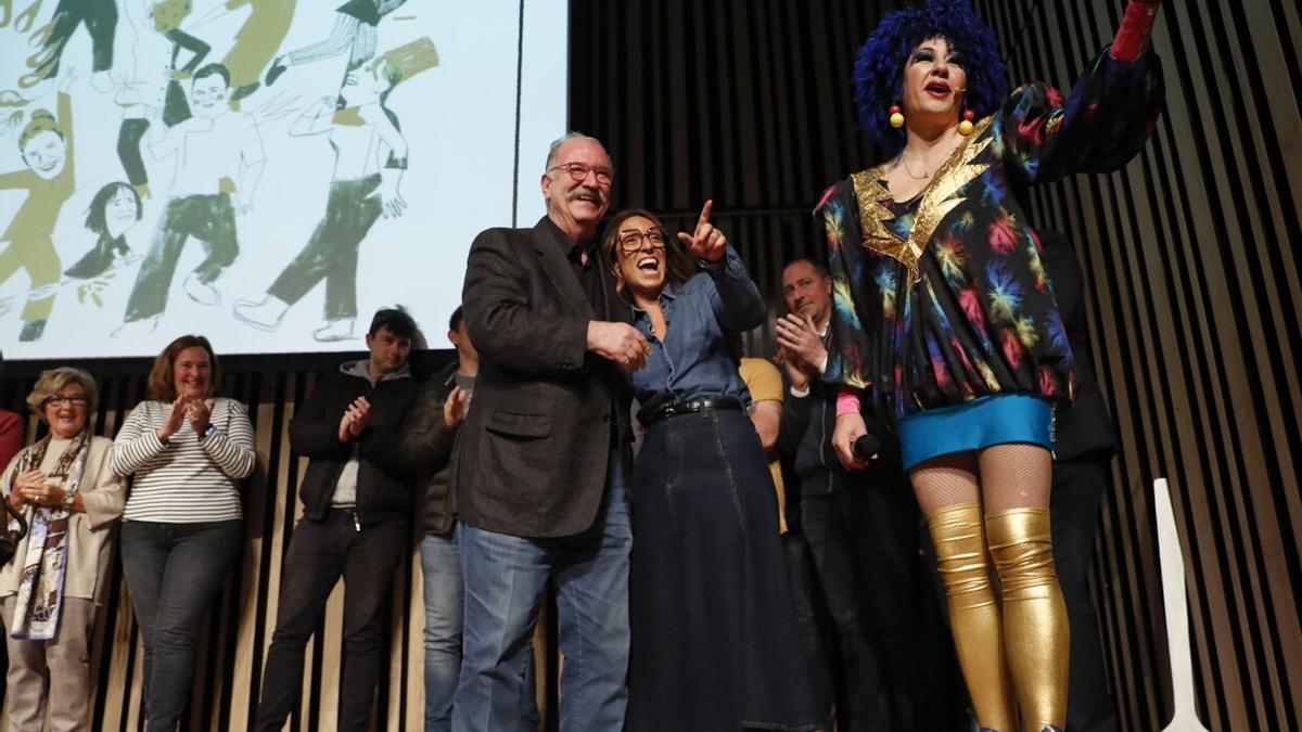 El cocinero Pedro Subijana, junto a su hija, recibe un homenaje por su trayectoria durante el encuentro multidisciplinar Diálogos de Cocina