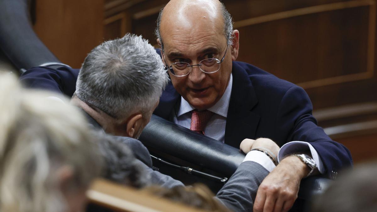 El diputado del PNV Mikel Legarda conversa con el ministro de Interior, Fernando Grande-Marlaska