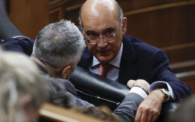 El diputado del PNV Mikel Legarda conversa con el ministro de Interior, Fernando Grande-Marlaska