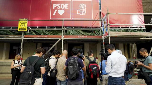 Expectación en la sede del PSOE en Ferraz.