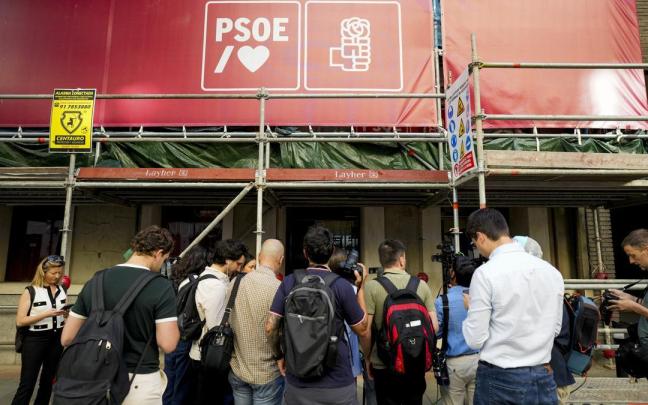 Expectación en la sede del PSOE en Ferraz.
