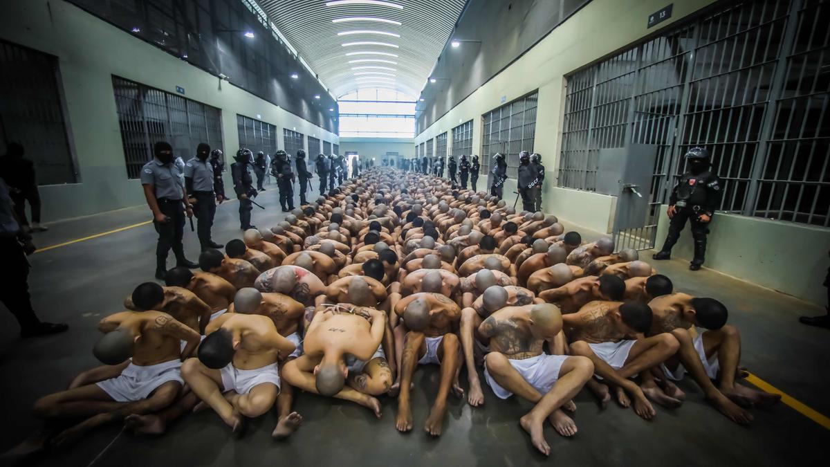 El Salvador traslada a 2.000 maras a una cárcel de máxima seguridad