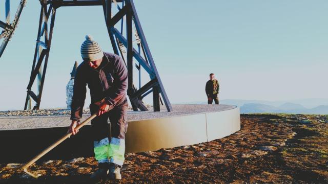 Operarios limpiando el entorno de la Cruz de Gorbeia tras el refuerzo de su cimentación