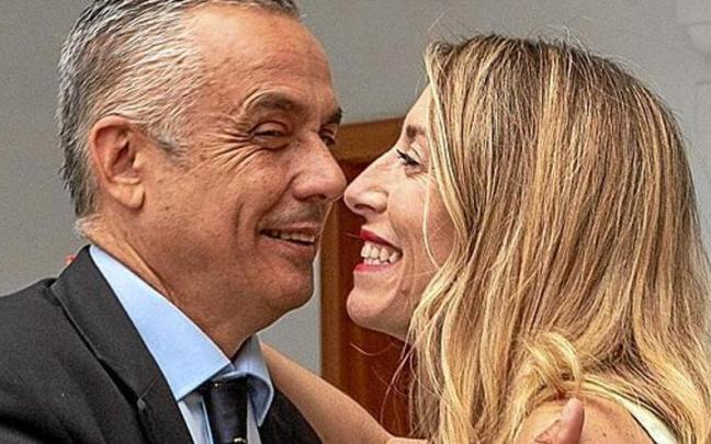 La ‘popular’ María Guardiola y Ángel Pelayo Gordillo Moreno, de Vox, se congratulan de su alianza. | FOTO: EFE