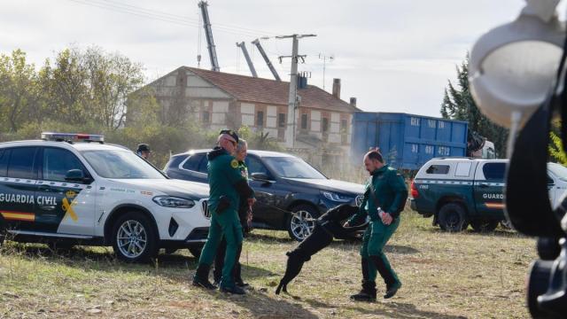 Guardia Civil peina "palmo a palmo" los vagones en busca de últimas víctimas antes de cerrar el operativo.