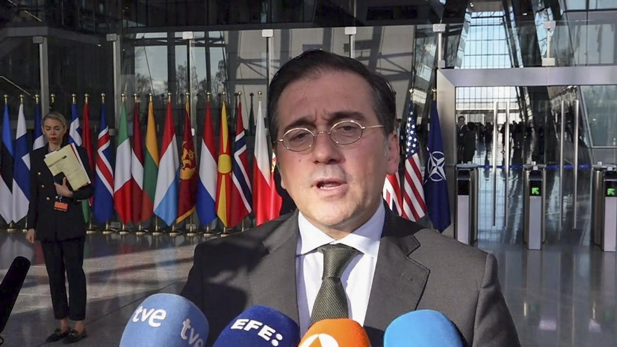 José Manuel Albares comparece ante los medios en Bruselas.