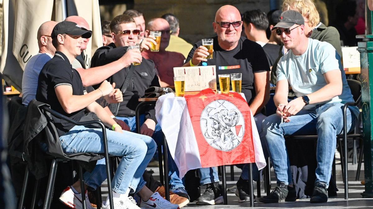 Aficionados del Ajax por las calles de Donostia. / ARNAITZ RUBIO