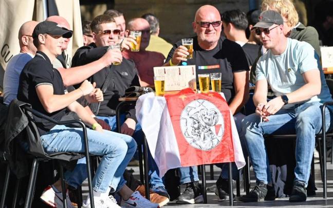 Aficionados del Ajax por las calles de Donostia. / ARNAITZ RUBIO