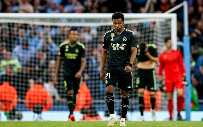 Rodrygo lamenta este miércoles uno de los goles del Manchester City en el Etihad Stadium. / ADAM VAUGHAN