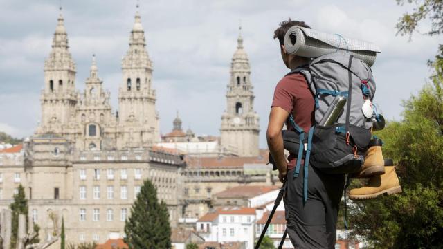 Un joven realizando el Camino de Santiago.