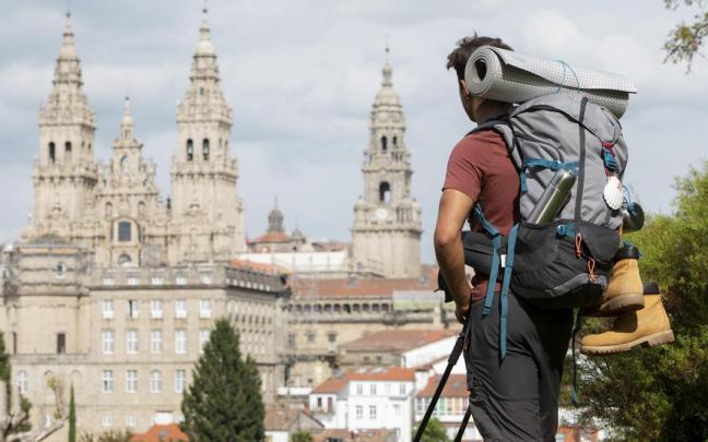 Un joven realizando el Camino de Santiago.