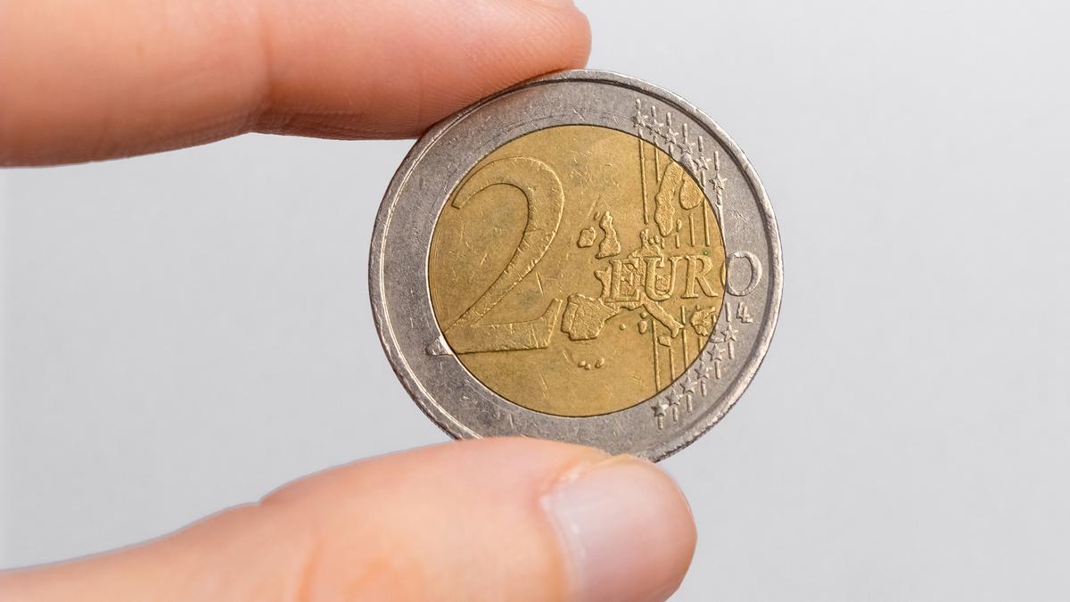 Una moneda de dos euros.