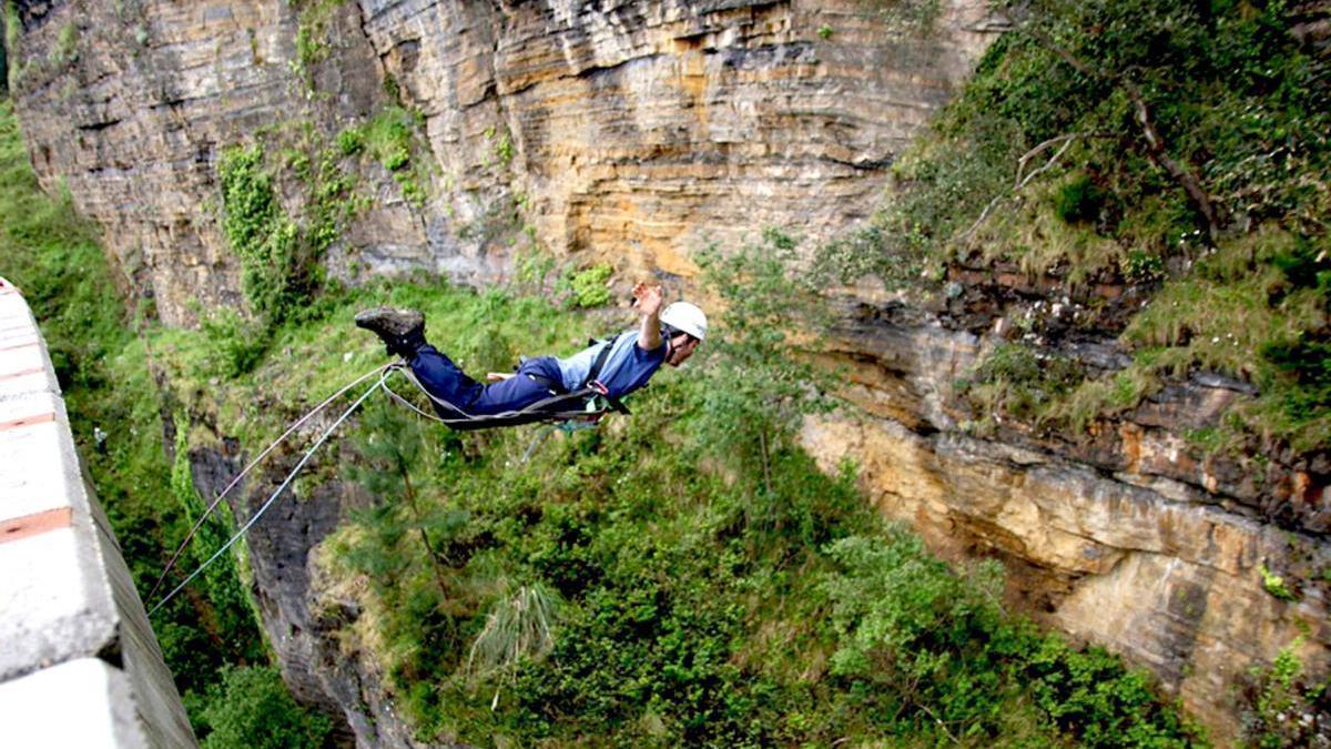 Salto desde el puente de Atxaspi.