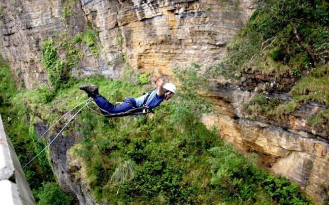 Salto desde el puente de Atxaspi.