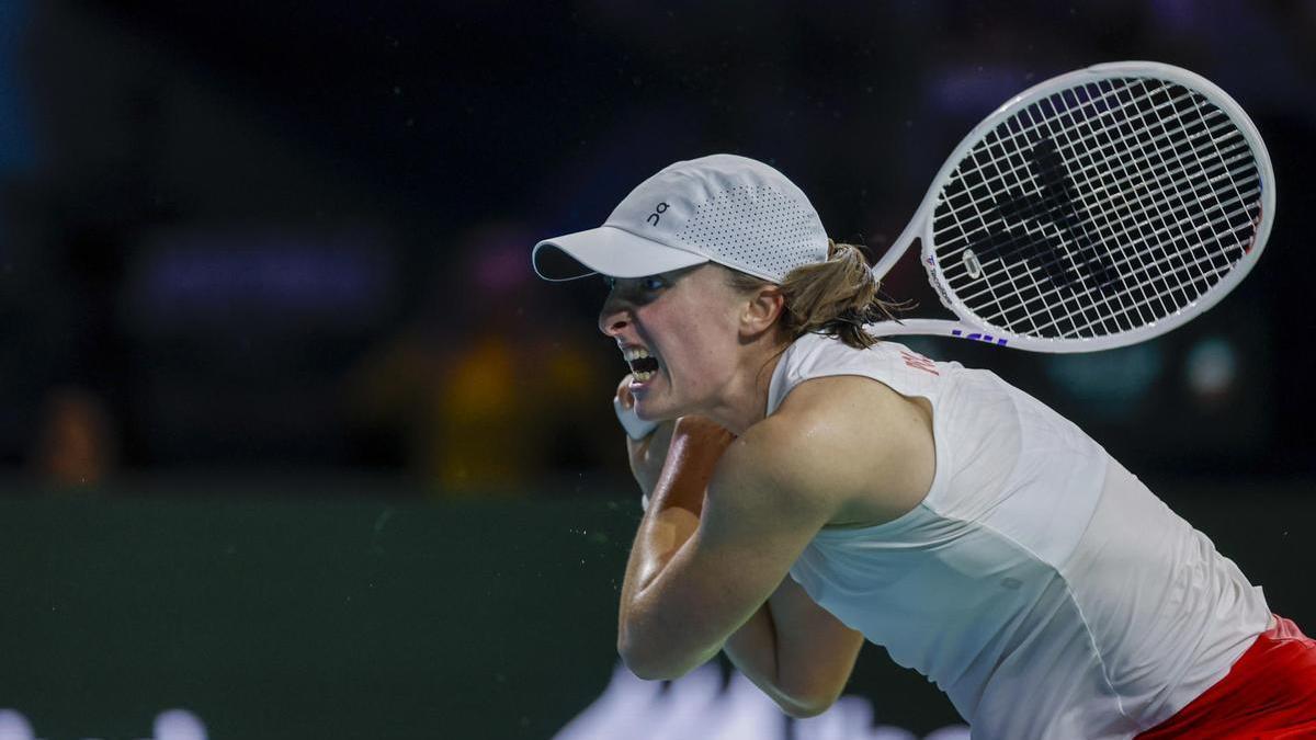 Iga Swiatek, ganadora de cinco Grand Slams, durante un partido de la Copa Billie Jean King.