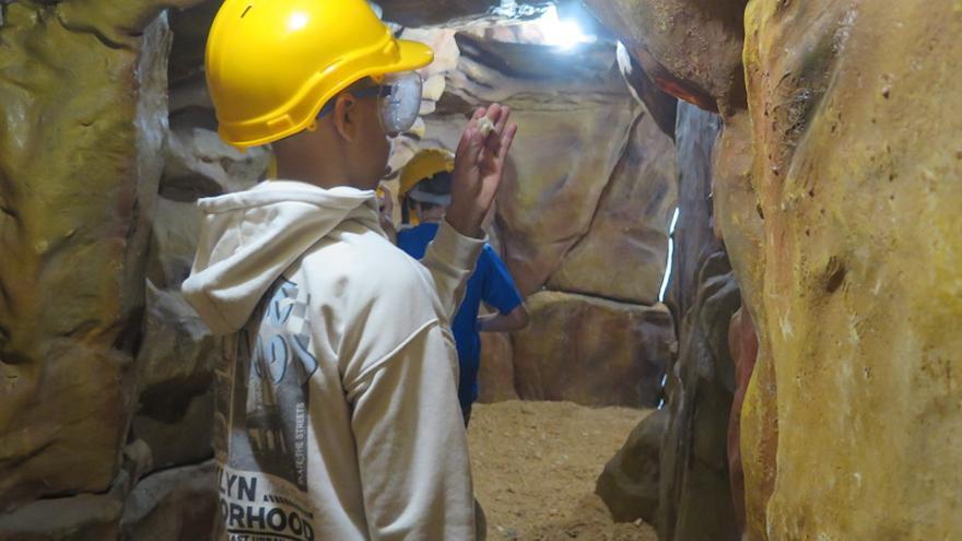 Un niño, en la mina del parque mineralógico.