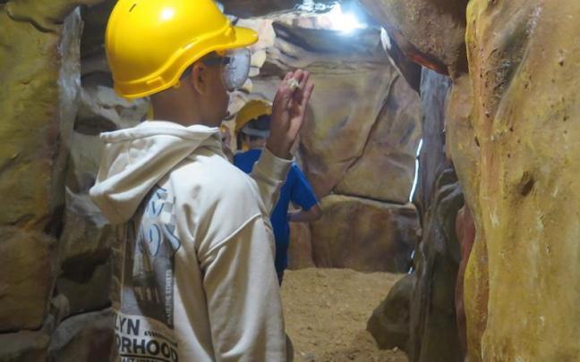 Un niño, en la mina del parque mineralógico.