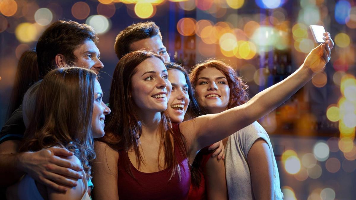 Un grupo de amigos se hace un 'selfie' durante una fiesta.