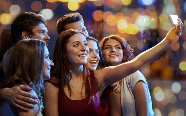 Un grupo de amigos se hace un 'selfie' durante una fiesta.