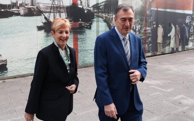 La nueva presidenta de Sabino Arana Fundazioa, Arantxa Tapia, con el presidente del EBB del PNV, Aitor Esteban