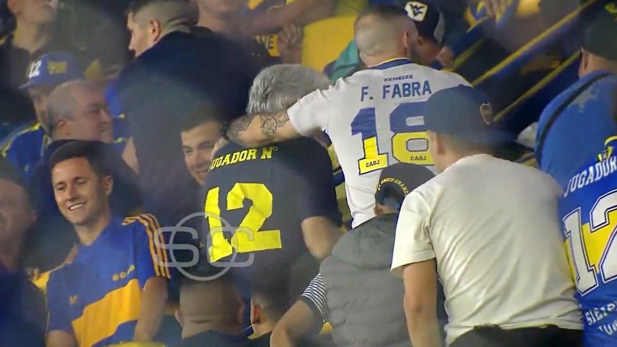 Ander Herrera, con un líder de los barra brava en La Bombonera viendo a Boca Juniors