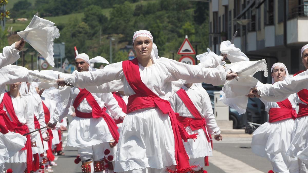 Urrestillako San Juan jaietan egin zuen Sahatsa Dantza Taldeak 50. urteurrena ospatzeko lehen saioa.
