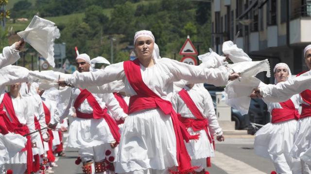 Urrestillako San Juan jaietan egin zuen Sahatsa Dantza Taldeak 50. urteurrena ospatzeko lehen saioa.