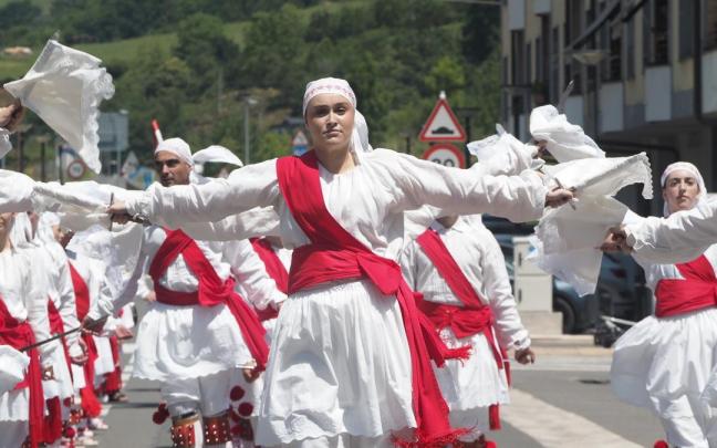 Urrestillako San Juan jaietan egin zuen Sahatsa Dantza Taldeak 50. urteurrena ospatzeko lehen saioa.