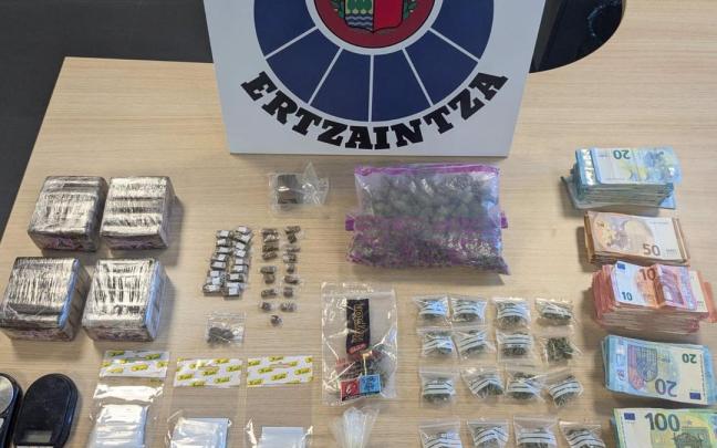 Bi lagun atxilotu dituzte Getxon euren etxean bi kilo haxix, 125 gramo marihuana eta 20.000 bat euro aurkitu ondoren.