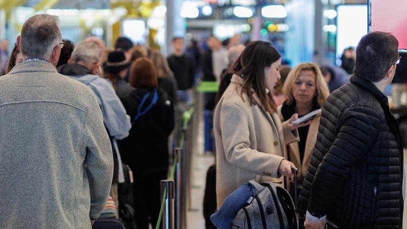 Personas haciendo cola en una terminal.