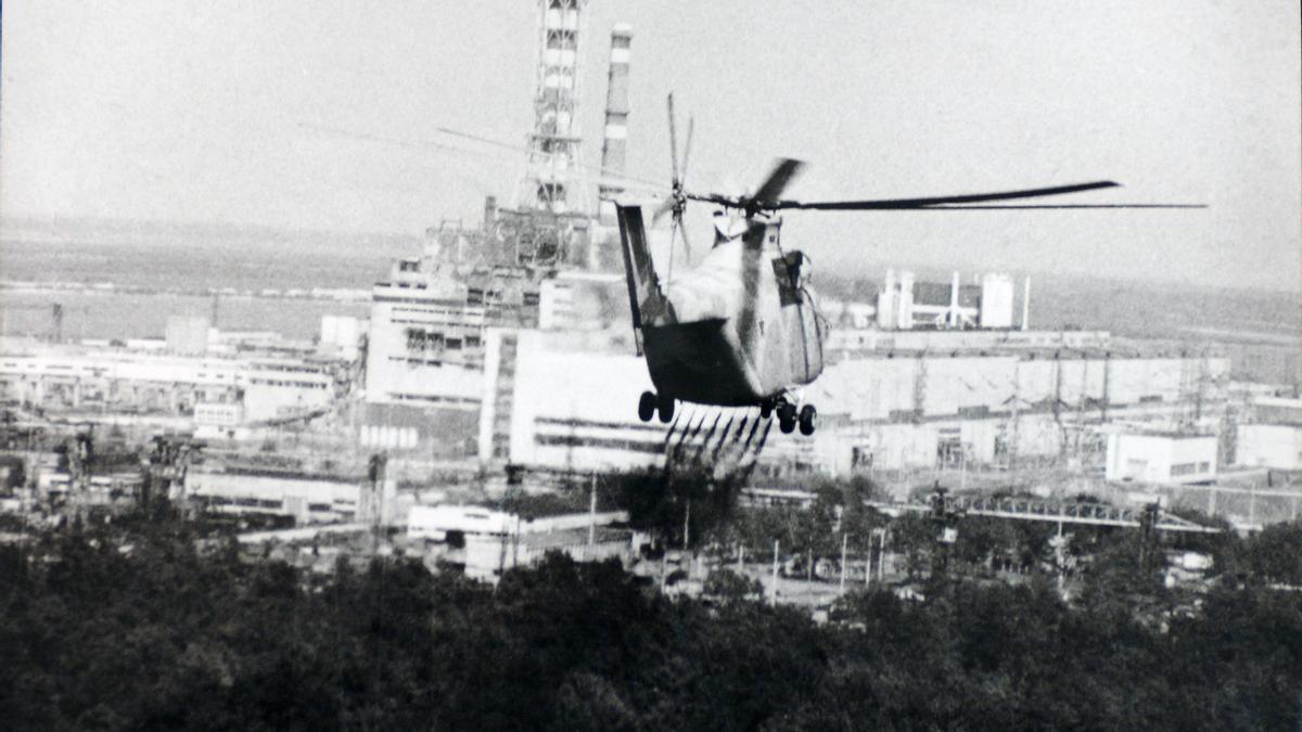 Un helicóptero sobrevuela la zona.