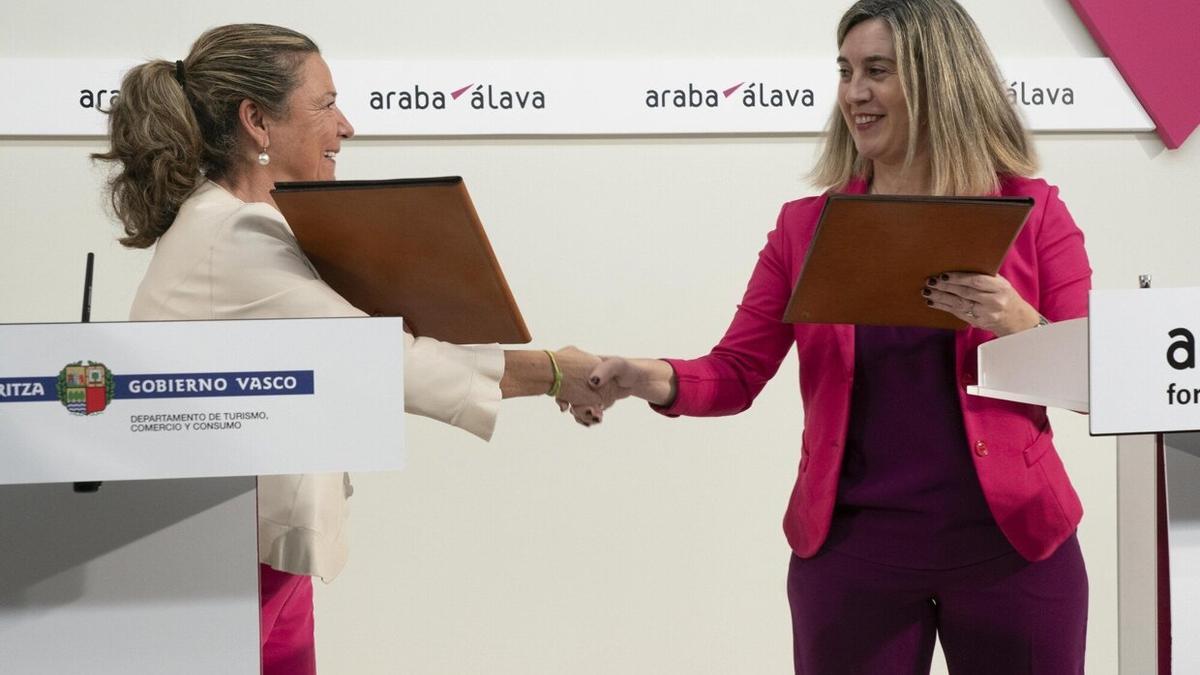 Firma del acuerdo entre Gotzone Sagardui e Irma Basterra para la llegada de la nueva UVI, este jueves en la Diputación.