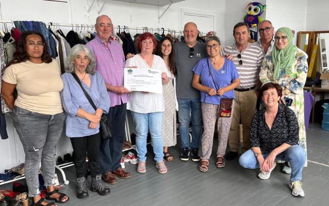 La Peña Santa Cruz de Galdakao ha donado la recaudación del pintxo solidario al proyecto Tejiendo Redes de Ayuda