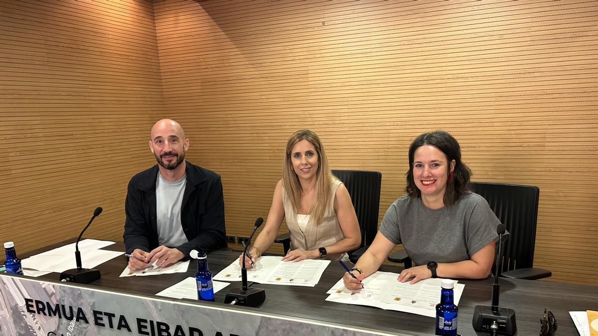 Iraola, Gámiz y Azpitarte en la firma del convenio