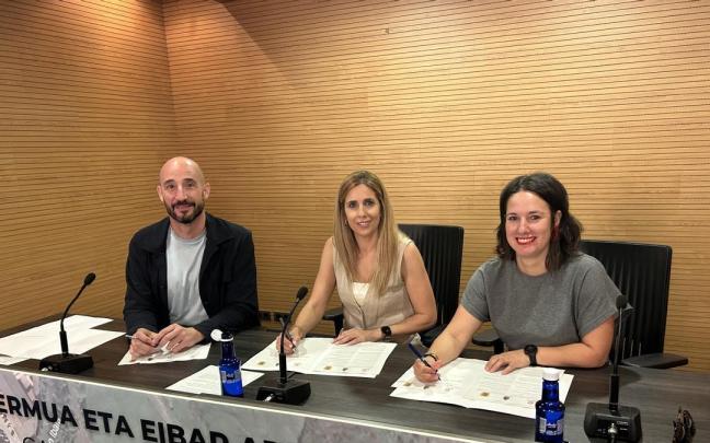 Iraola, Gámiz y Azpitarte en la firma del convenio