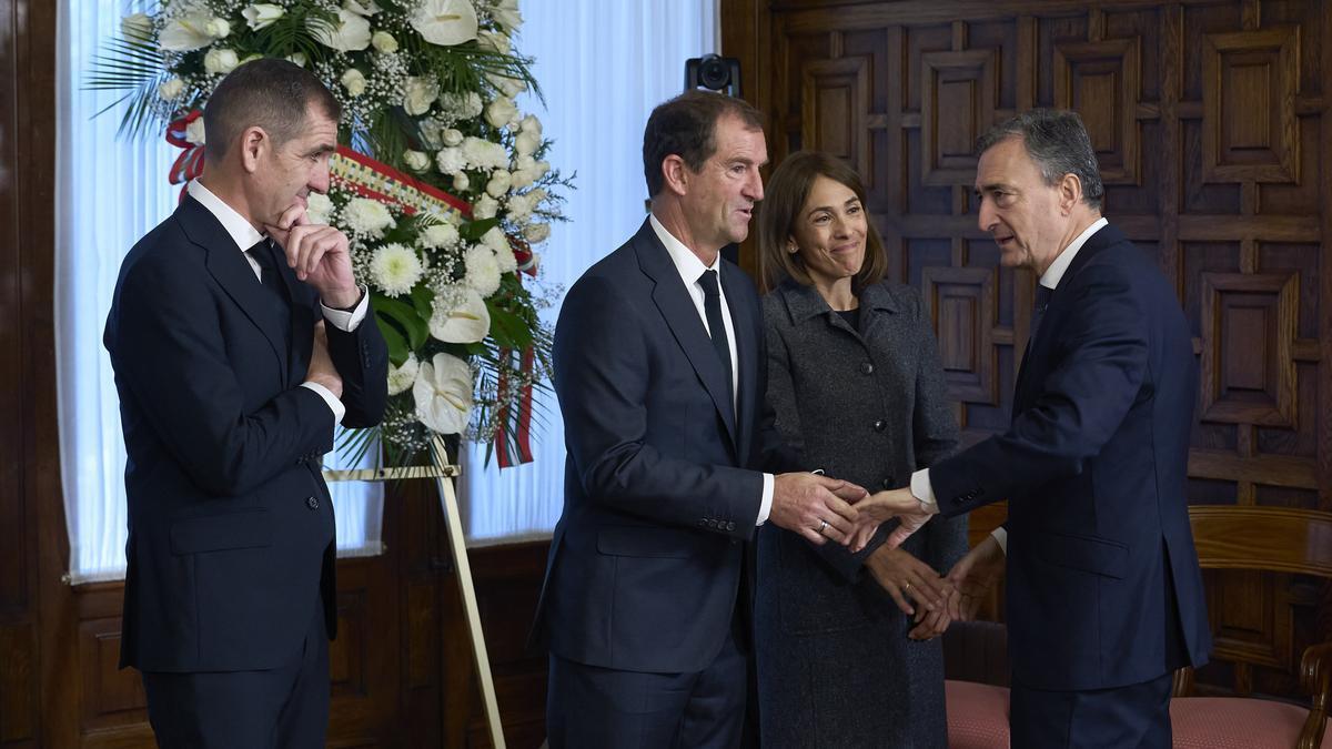 Esteban dice que Garaikoetxea puso "las primeras piedras de las instituciones vascas"