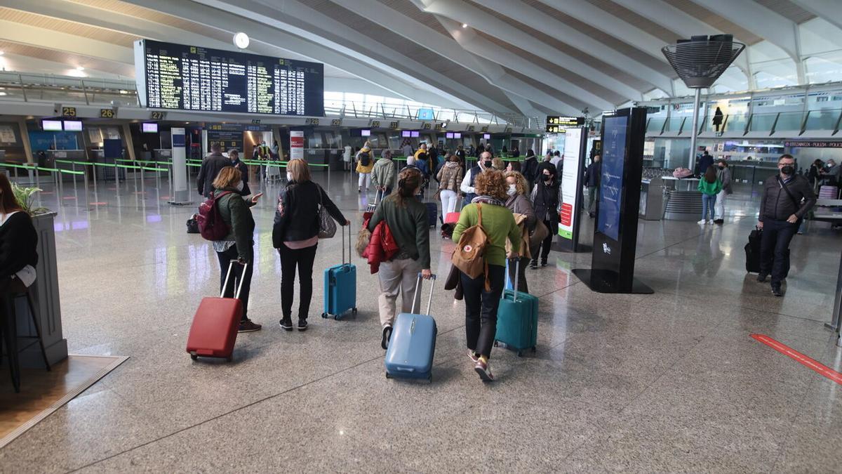 Un grupo de pasajeros en el aeropuerto de Bilbao