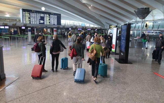 Un grupo de pasajeros en el aeropuerto de Bilbao