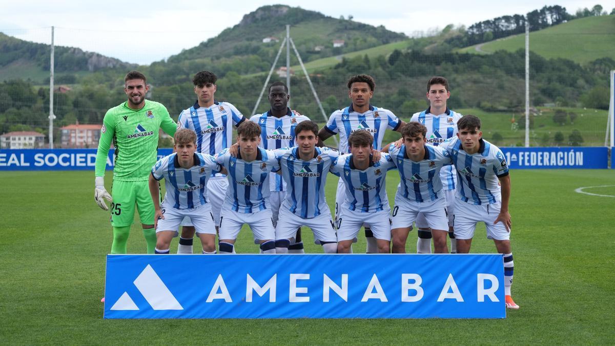 Once del Sanse que jugó el sábado contra el Celta B en Zubieta en el que formaba parte Jon Martín (junto al portero Aitor Fraga). / REAL SOCIEDAD