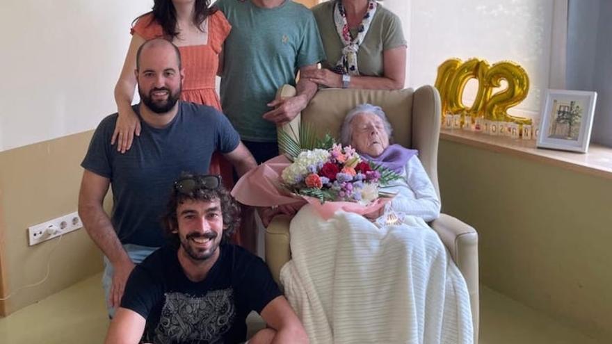 Julia, con sus familiares.