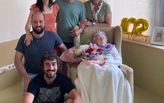 Julia, con sus familiares.