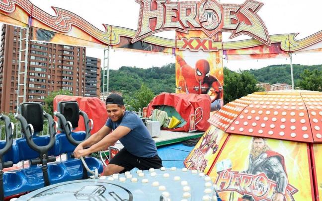 Un feriante cuida de la atracción la pasada Aste Nagusia en Bilbao, donde se extremaron las inspecciones que avalasen la seguridad de las barracas del Parque Etxebarria